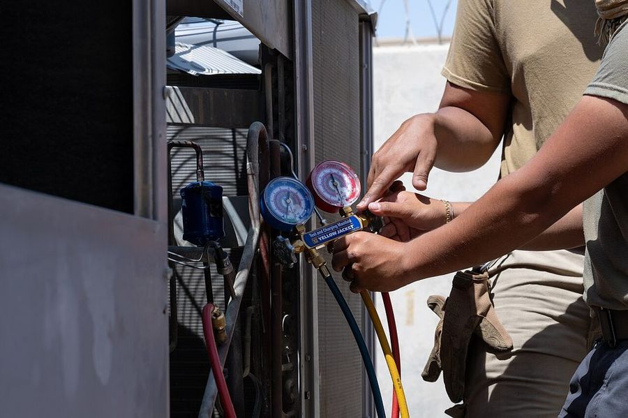 Checking refrigerant pressures with gauges